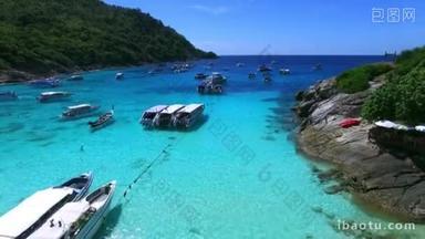 拉查岛海滩。泰国<strong>普吉岛</strong>。游艇，游艇和帆船在 crrystal 清水海洋的蓝色。海滩到海洋的飞行。鸟瞰图。4 k.